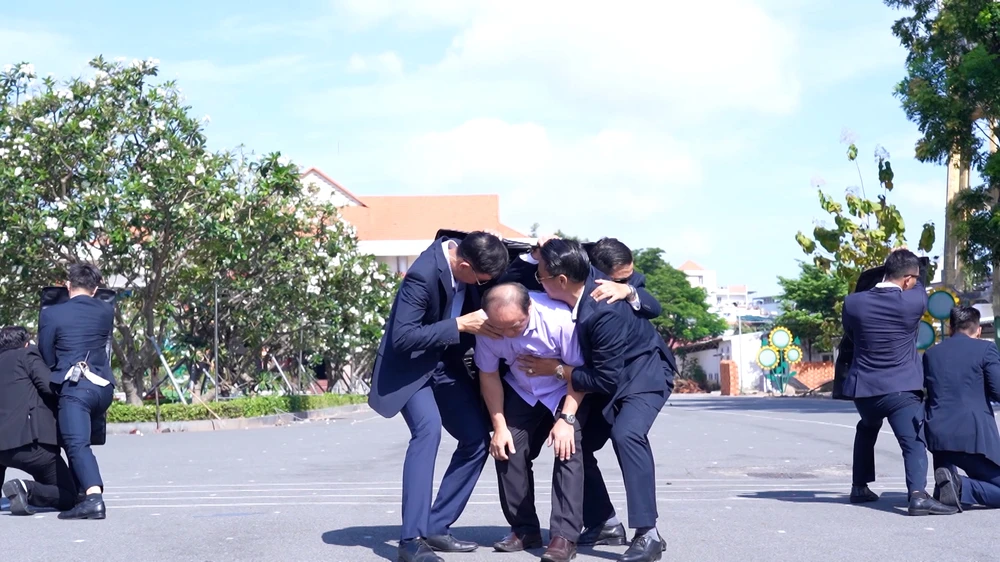 man-nhan-canh-canh-ve-tieu-diet-khung-bo-bao-ve-yeu-nhan-trong-tinh-huong-dien-tap (8).jpg