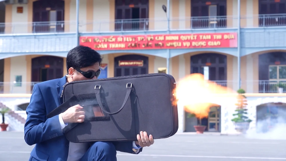 man-nhan-canh-canh-ve-tieu-diet-khung-bo-bao-ve-yeu-nhan-trong-tinh-huong-dien-tap (9).jpg