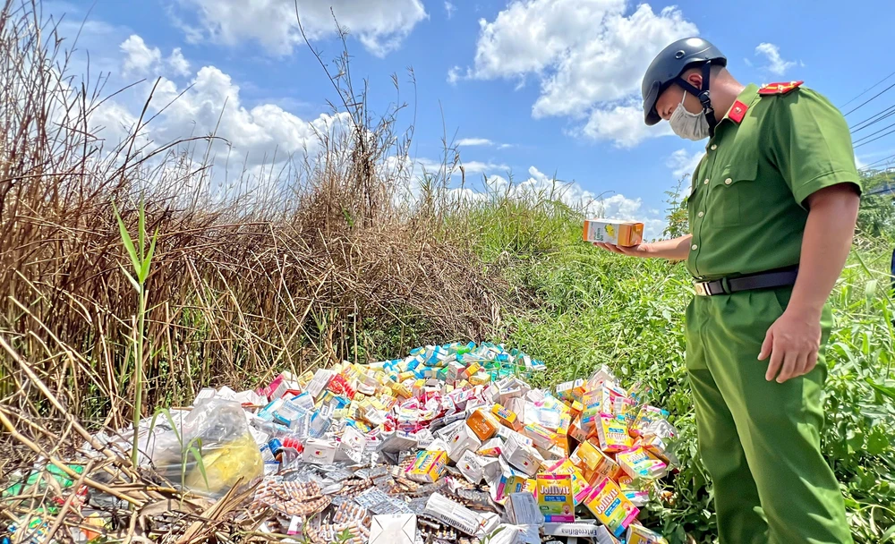 Công an xác minh hàng ngàn sản phẩm thuốc, thực phẩm chức năng bị đổ bỏ ở Bình Chánh