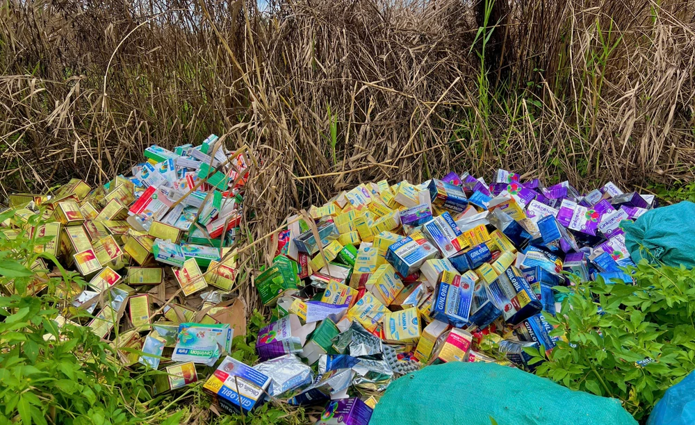 cong-an-xac-minh-hang-ngan-san-pham-thuoc-thuc-pham-chuc-nang-bi-do-bo-o-binh-chanh (9).jpg