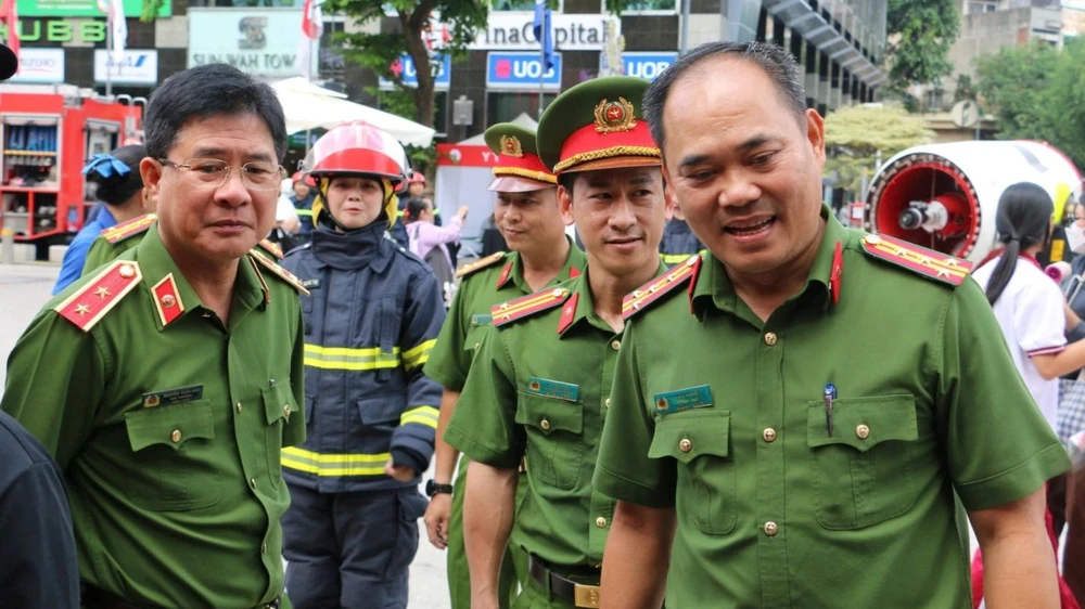 Trung tướng Nguyễn Tuấn Anh thị sát việc trải nghiệm PCCC trên phố đi bộ Nguyễn Huệ