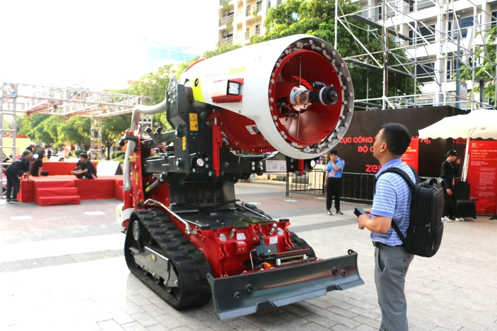 Trung tướng Nguyễn Tuấn Anh thị sát việc trải nghiệm PCCC trên phố đi bộ Nguyễn Huệ