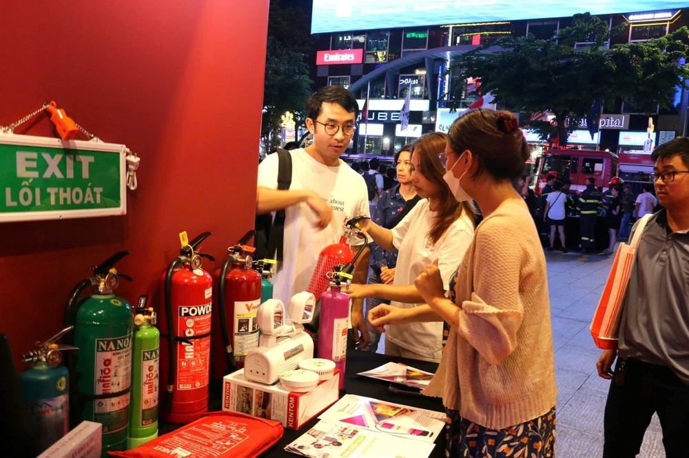 trung-tuong-nguyen-tuan-anh-thi-sat-viec-trai-nghiem-pccc-tren-pho-di-bo-nguyen-hue (13).jpg