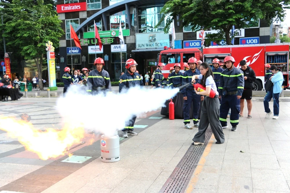 trung-tuong-nguyen-tuan-anh-thi-sat-viec-trai-nghiem-pccc-tren-pho-di-bo-nguyen-hue (14).jpg