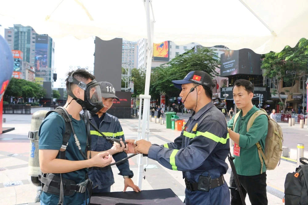 trung-tuong-nguyen-tuan-anh-thi-sat-viec-trai-nghiem-pccc-tren-pho-di-bo-nguyen-hue (16).jpg