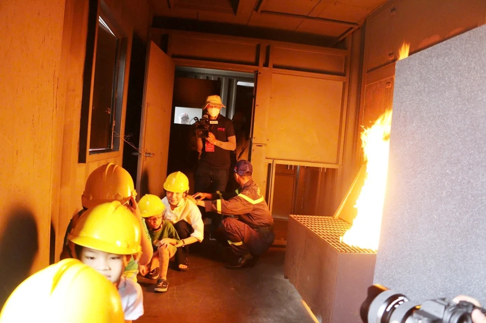 trung-tuong-nguyen-tuan-anh-thi-sat-viec-trai-nghiem-pccc-tren-pho-di-bo-nguyen-hue (9).jpg