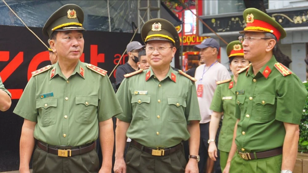 thu-truong-tran-quoc-to-kiem-tra-chuong-trinh-vinh-quang-cong-an-nhan-dan-viet-nam (2).jpg