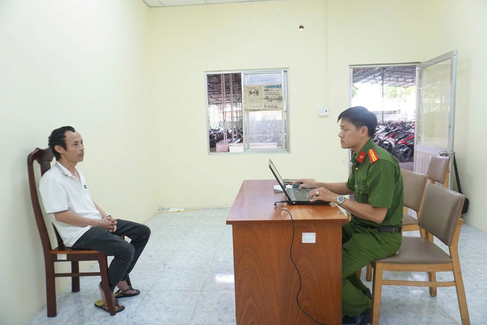 Bắt 2 TikToker biên tập lại lời bà Phương Hằng xuyên tạc về Trung tướng Lê Hồng Nam