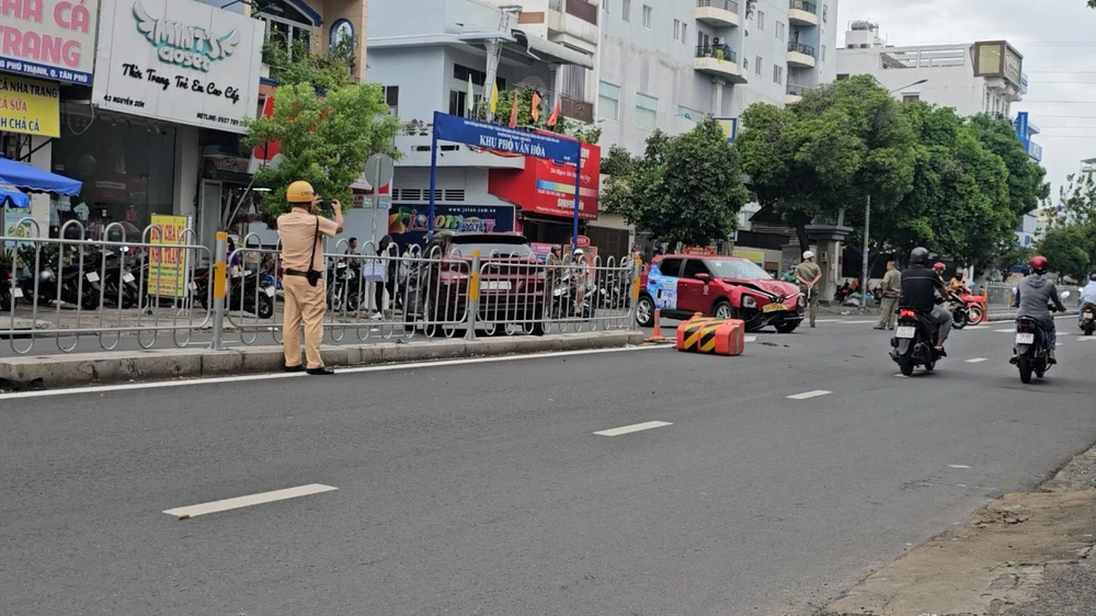 Va chạm liên hoàn 2 ô tô và 1 xe máy, một người bị thương ở Tân Phú