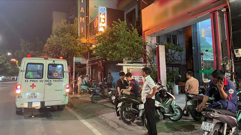 Người đàn ông siết cổ vợ tử vong trong khách sạn ở TP.HCM