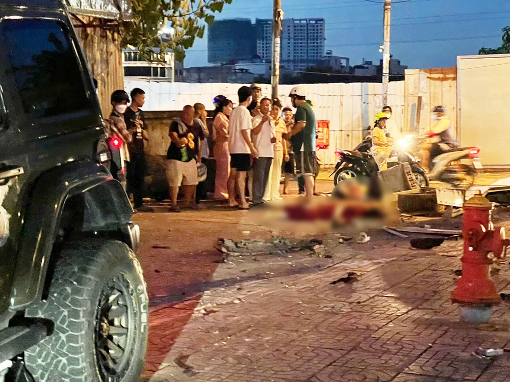 Ô tô lao vào làn xe máy ở TP.HCM, hai phụ nữ tử vong tại chỗ