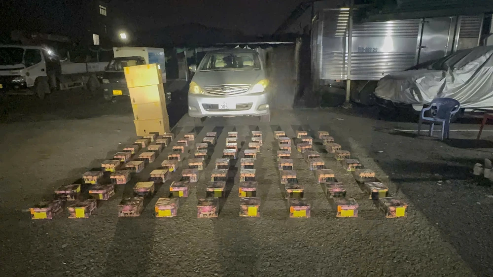 Mới giữa năm, 1 tài xế đã chở hơn 1 tạ pháo từ Long An về TP.HCM giao khách