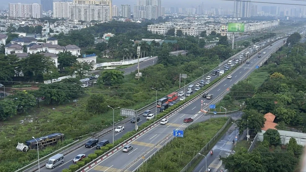 Xe container tông dải phân cách đường dẫn cao tốc TP.HCM – Long Thành rồi lật ngang