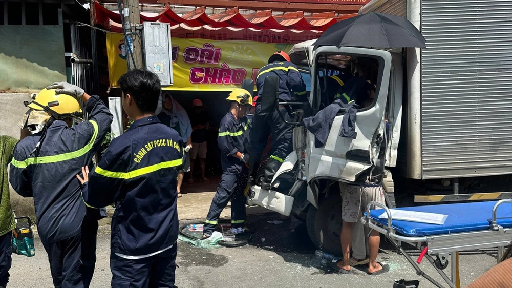 Tông 2 xe tải, hai tài xế mắc kẹt trong cabin ở Tân Phú