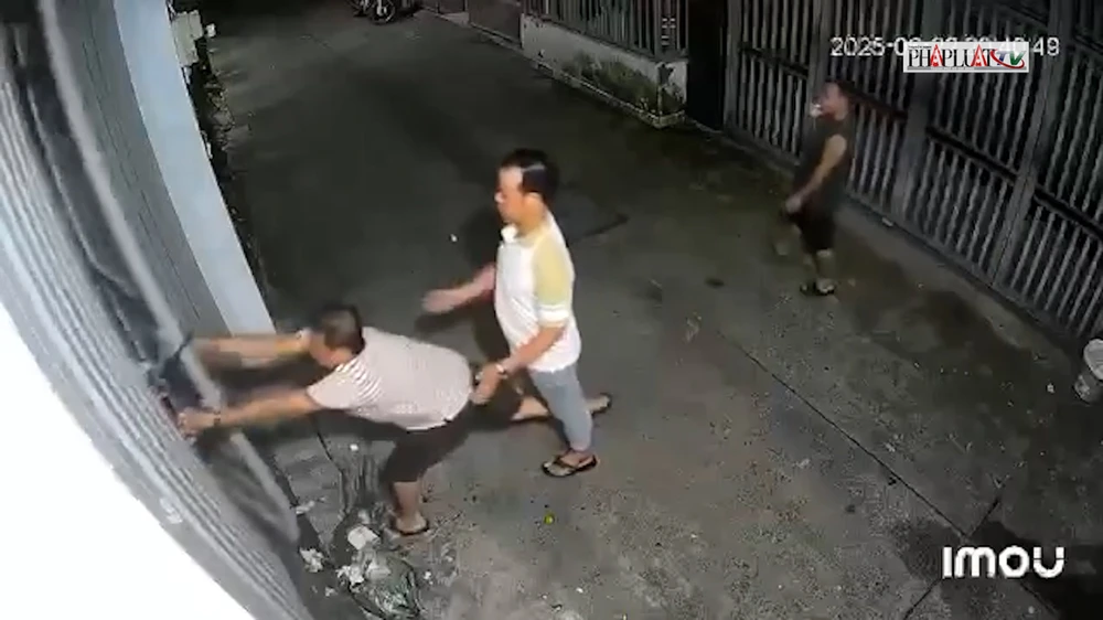 Công an mời làm việc người giật sập cửa hàng xóm vì bị phản ánh hát karaoke ồn ào