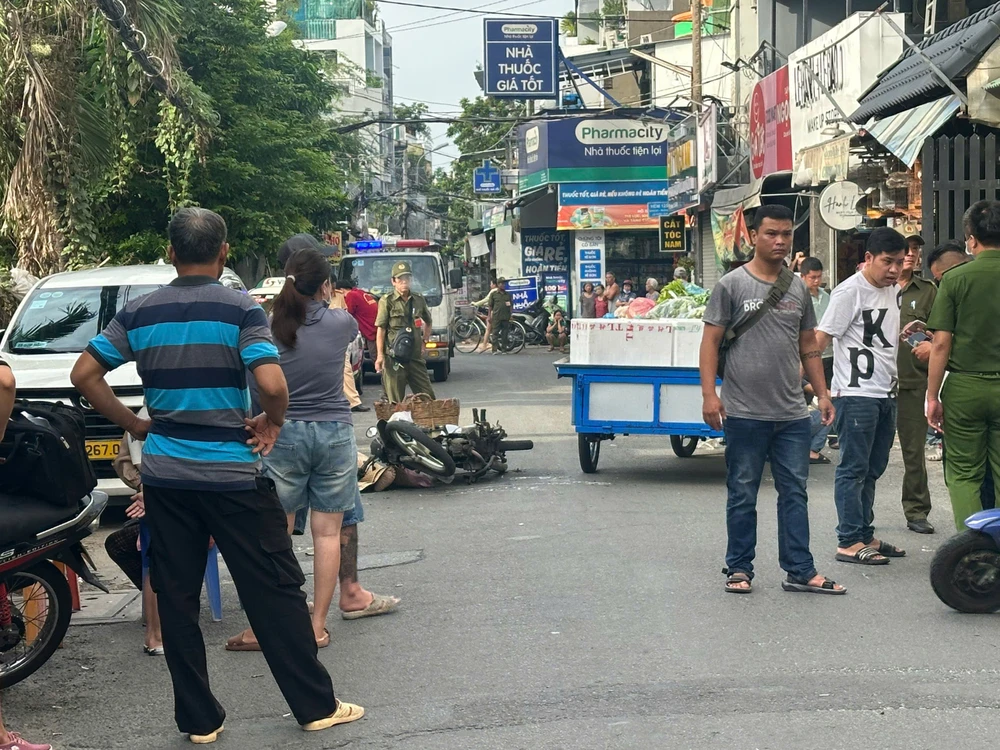 Va chạm với xe lôi bán rau, người đàn ông đi lấy bánh mì tử vong