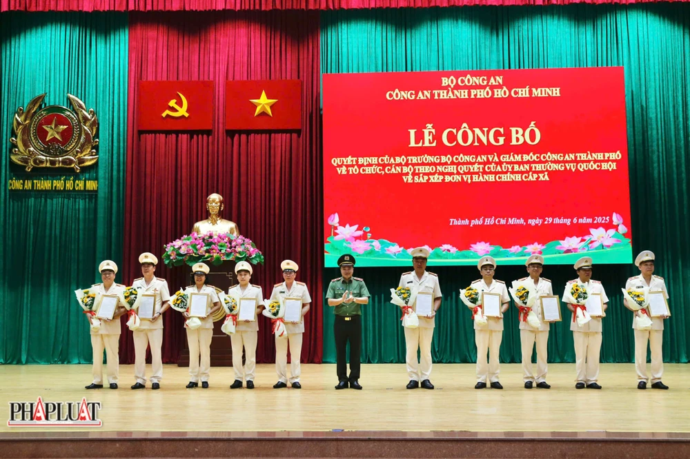 cong-bo-quyet-dinh-cua-bo-truong-bo-cong-an-va-giam-doc-cong-an-tp-hcm-ve-to-chuc-bo-may-va-cong-tac-can-bo (1).jpg