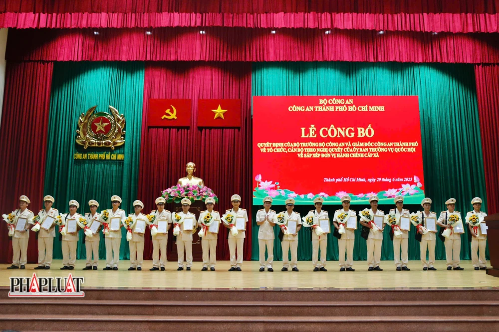 cong-bo-quyet-dinh-cua-bo-truong-bo-cong-an-va-giam-doc-cong-an-tp-hcm-ve-to-chuc-bo-may-va-cong-tac-can-bo (7).jpg
