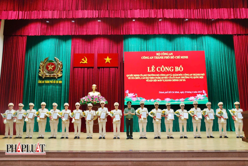 cong-bo-quyet-dinh-cua-bo-truong-bo-cong-an-va-giam-doc-cong-an-tp-hcm-ve-to-chuc-bo-may-va-cong-tac-can-bo (9).jpg