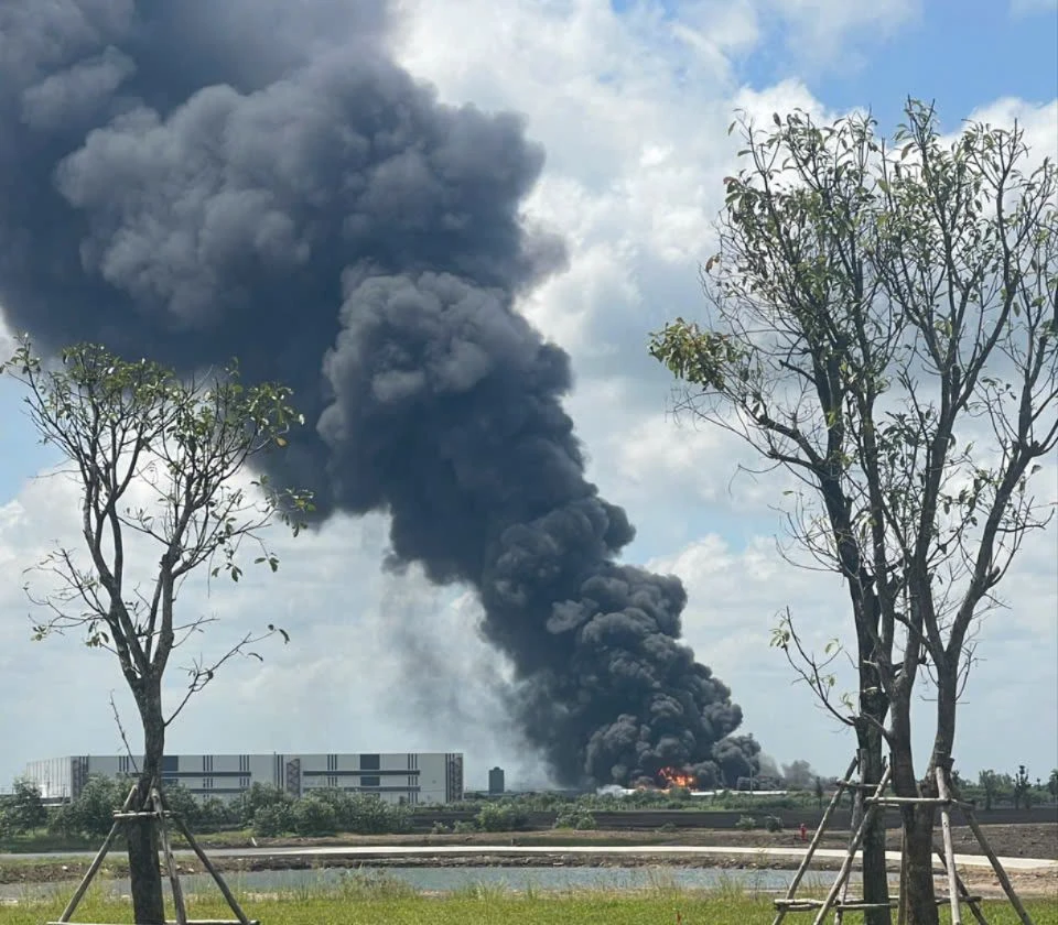 Hiện trường vụ cháy trong KCN Tân Phú Trung, thiêu rụi 2.000 m2 công ty phế liệu