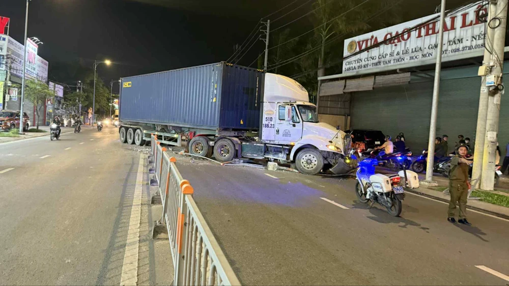 Container mất lái cày nát dải phân cách, chắn ngang đường ở xã Đông Thạnh