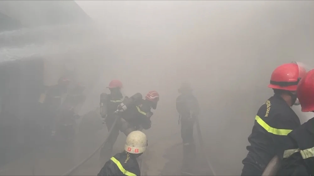 Cháy lớn 2 nhà kho ở xã Bình Hưng, Phó Giám đốc Công an TP.HCM trực tiếp chỉ huy chữa cháy