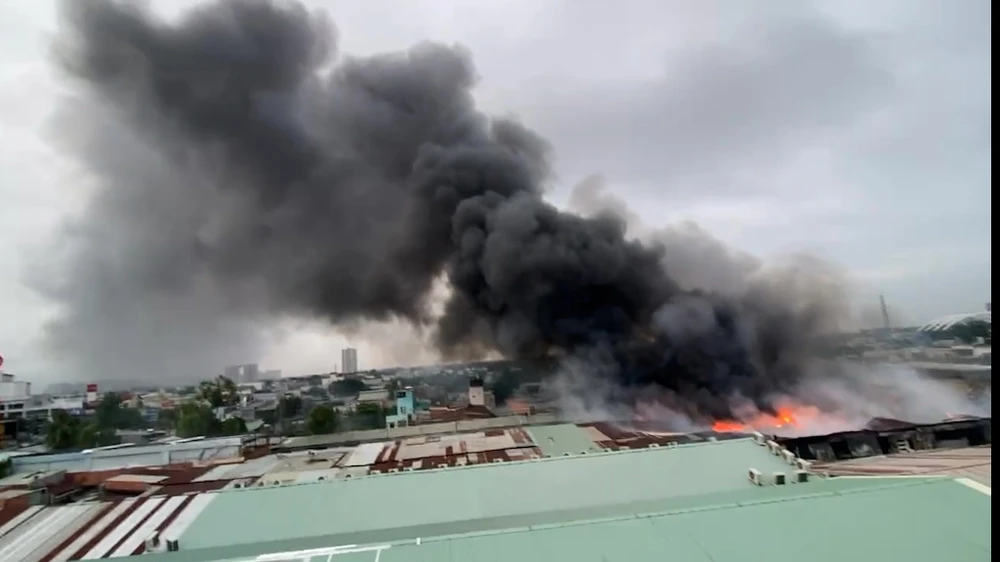 Cháy lớn 2 nhà kho ở xã Bình Hưng, Phó Giám đốc Công an TP.HCM trực tiếp chỉ huy chữa cháy