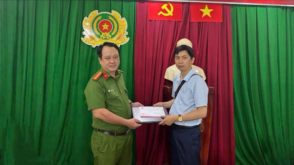 cong-an-phuong-cho-quan-tim-lai-tai-san-tra-lai-cho-dan-va-du-khach (1).jpg