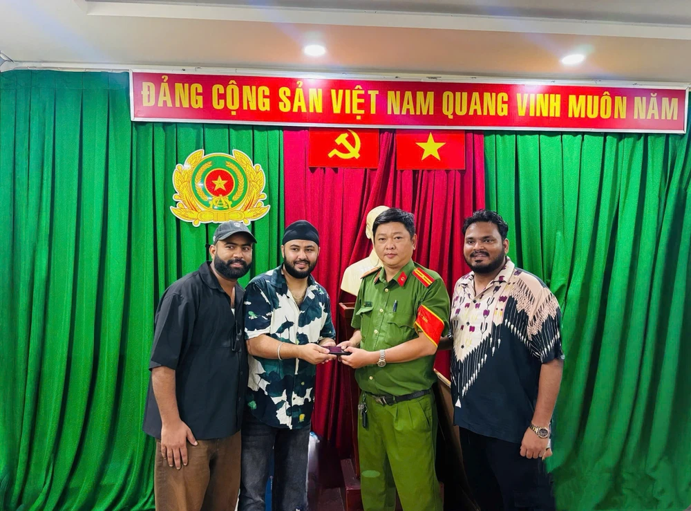 Công an phường Chợ Quán tìm lại tài sản, trả lại cho dân và du khách