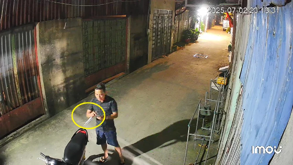 Người đàn ông cầm hung khí dọa giết cả nhà lúc nửa đêm ở xã Vĩnh Lộc