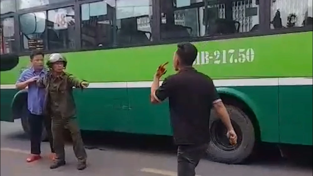 Tài xế xe buýt bị truy đuổi bằng dao và bị ném đá vào đầu sau va chạm