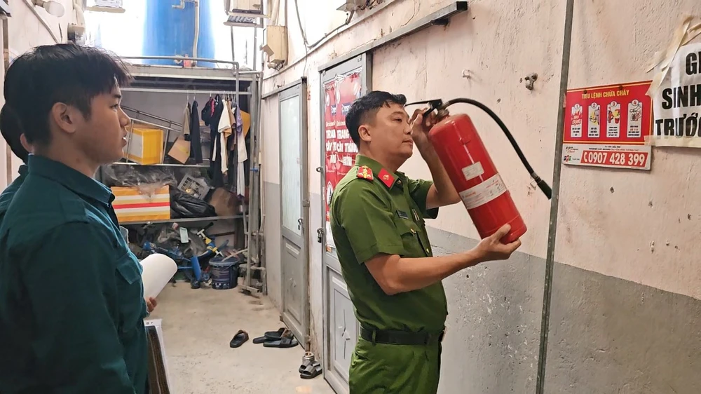 Phường Phú Thuận ra quân kiểm tra, tuyên truyền PCCC tại nhà trọ, chung cư