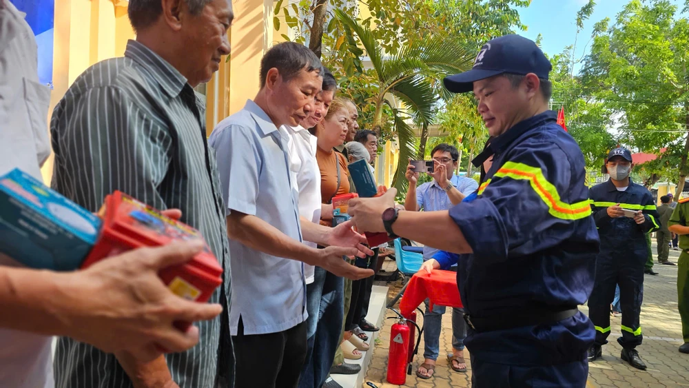 tp-hcm-dong-loat-van-dong-thao-do-chuong-cop-de-mo-loi-thoat-hiem (16).jpg