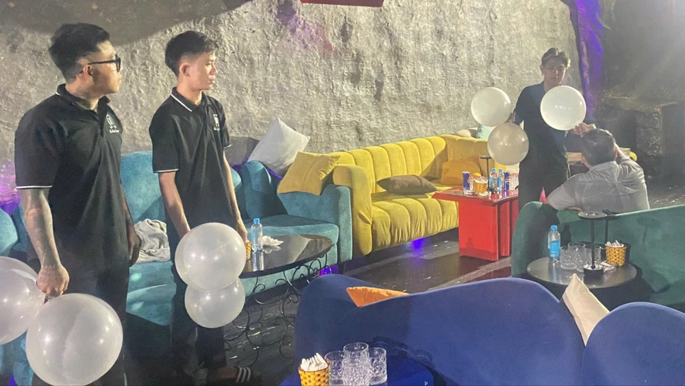 Khởi tố 8 người trong đường dây buôn bán khí cười cực lớn ở TP.HCM