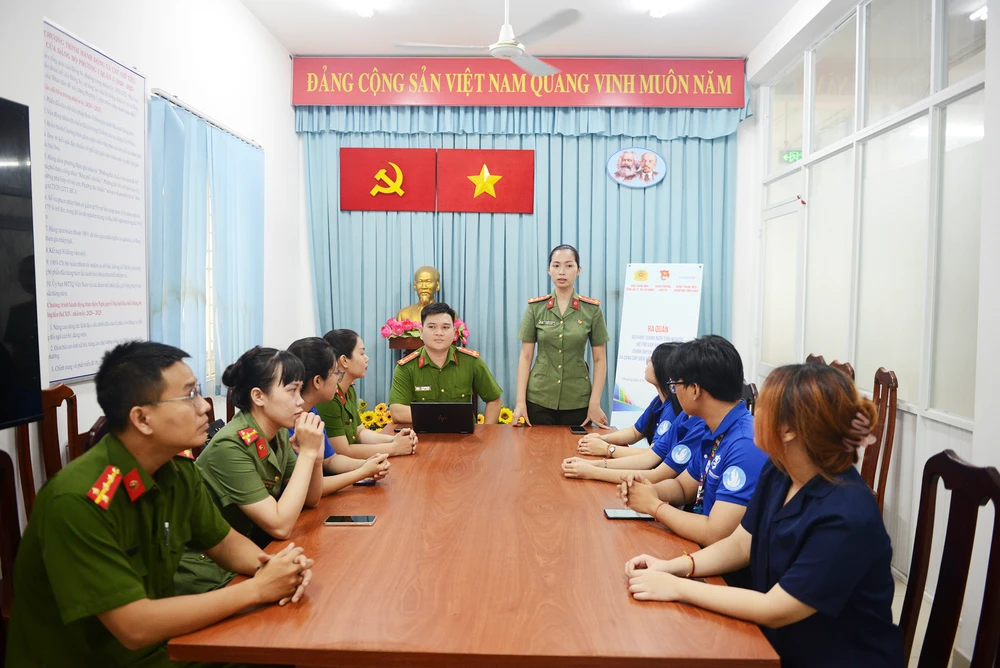 Công an TP.HCM triển khai đội hình xung kích hỗ trợ thủ tục hành chính