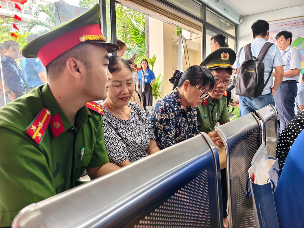 cong-an-tp-hcm-trien-khai-doi-hinh-xung-kich-ho-tro-thu-tuc-hanh-chinh-1.jpg