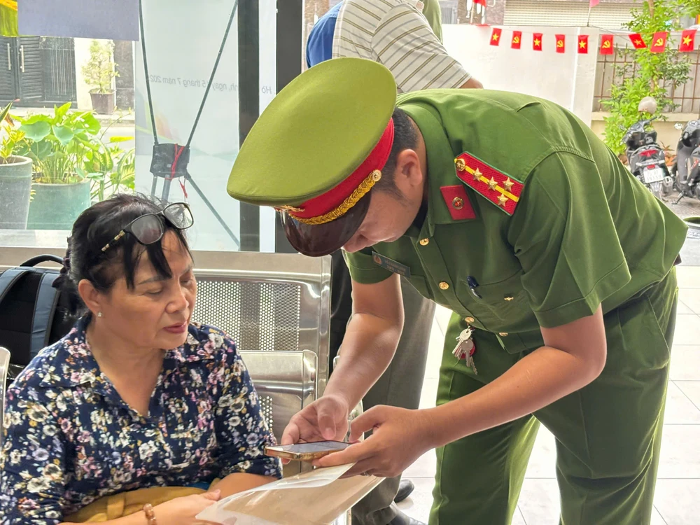 cong-an-tp-hcm-trien-khai-doi-hinh-xung-kich-ho-tro-thu-tuc-hanh-chinh-2.jpg