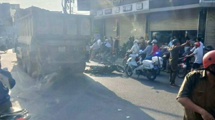 Camera ghi cảnh xe ben tông xe máy ở ngã tư Đông Thạnh khiến 2 phụ nữ thương vong