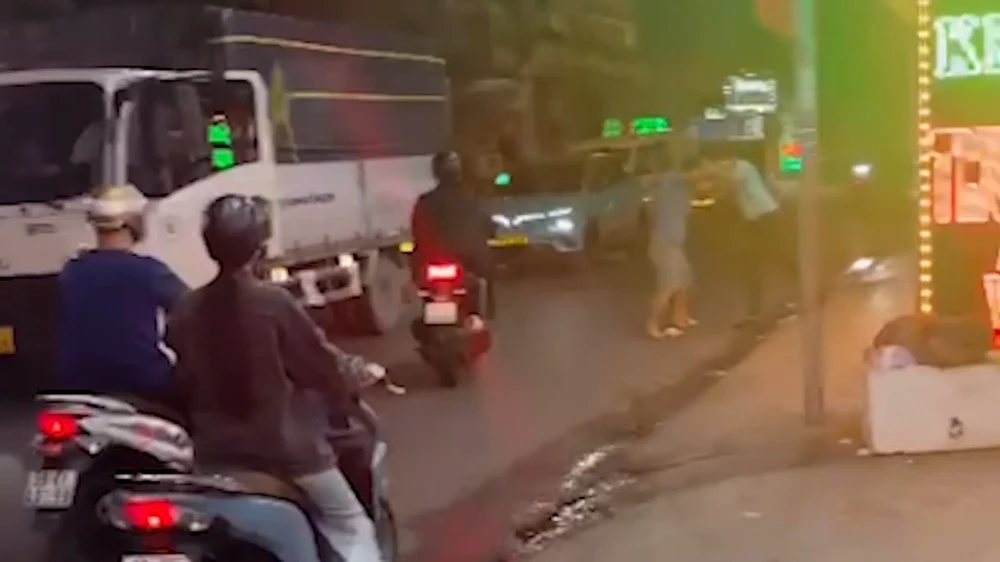 Mâu thuẫn, tài xế xe công nghệ bị tài xế xe tải đánh mỏ lết vào đầu