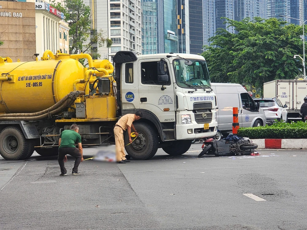 xe-bon-va-cham-chet-nguoi-o-vong-xoay-cong-truong-me-linh-(1).jpg