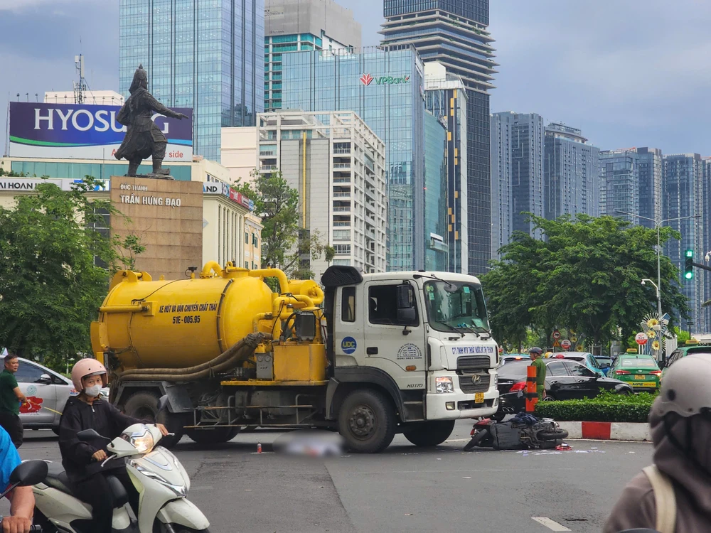 Xe bồn va chạm chết người ở vòng xoay Công Trường Mê Linh