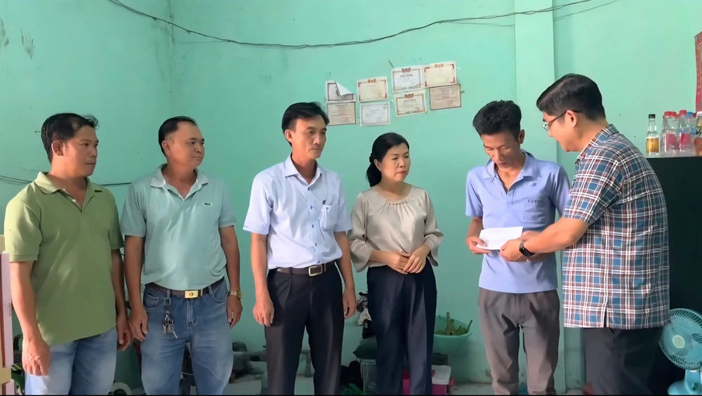 13 hộ dân dân bị tốc mái do mưa dông ở xã Củ Chi được chính quyền hỗ trợ kịp thời