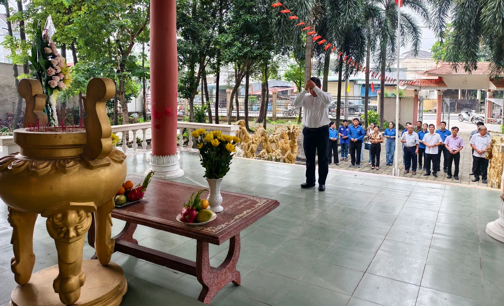 Đoàn đã dâng hoa, dâng hương tại Đền tưởng niệm Anh hùng Liệt sĩ xã Tân Thông Hội (cũ). Ảnh: NT