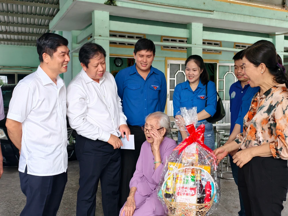 Đoàn đã đến thăm hỏi, tặng quà cho bà Nguyễn Thị Xớ là con liệt sĩ ở ấp Trung, xã Củ Chi. Ảnh: NT