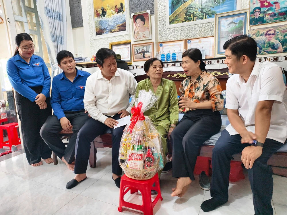 Đoàn đã đến thăm hỏi, tặng quà cho bà Hồ Thị Hồng là thương binh 3/4, tại ấp Tân Tiến. Ảnh: NT
