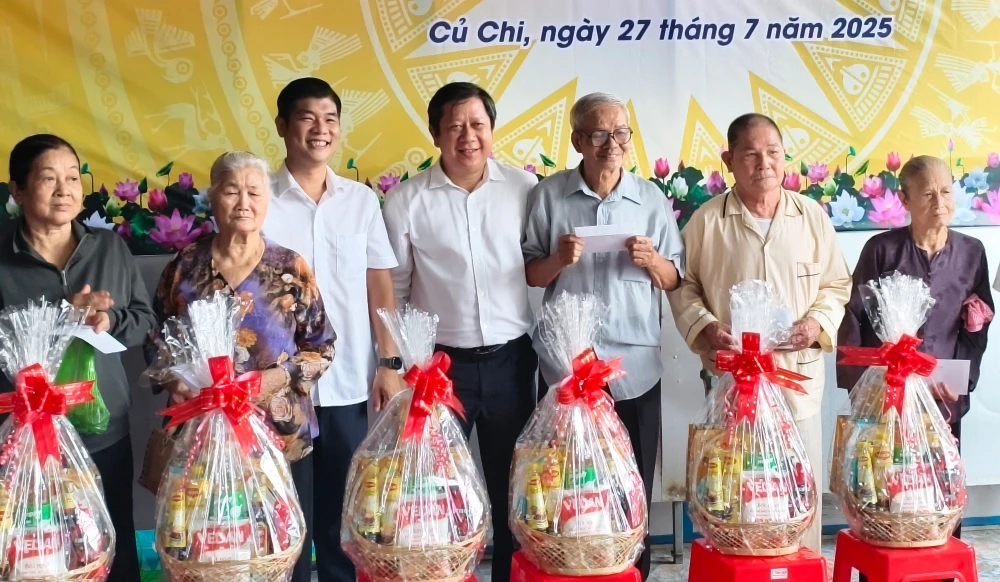 Đoàn đã trao tặng 28 phần quà đến các gia đình chính sách tại các ấp Đình C, Đình B, 1A, 2, 5, 3B, 6A, Bàu Sim, Tân Định, Tân Tiến và ấp Trung. Ảnh: NT