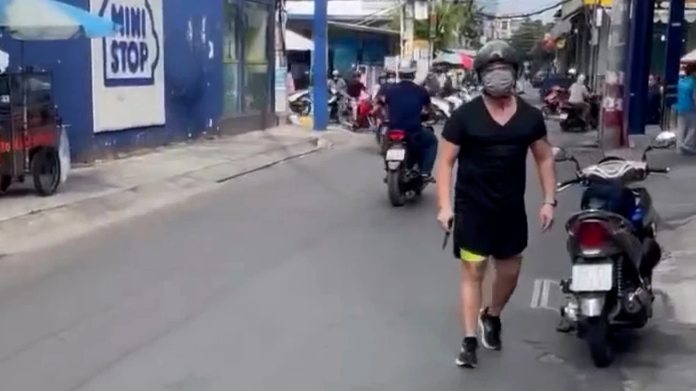 Người đàn ông cầm dao đe dọa tài xế xe ba gác giữa đường phố TP.HCM
