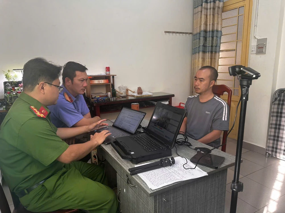 Bắt khẩn cấp người cướp giật tại tiệm vàng ở xã Tân Vĩnh Lộc