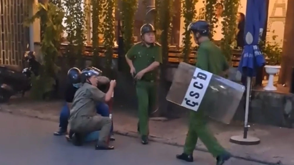 Tài xế xe công nghệ tông sập cổng nhà, cầm dao dọa người bị công an khống chế