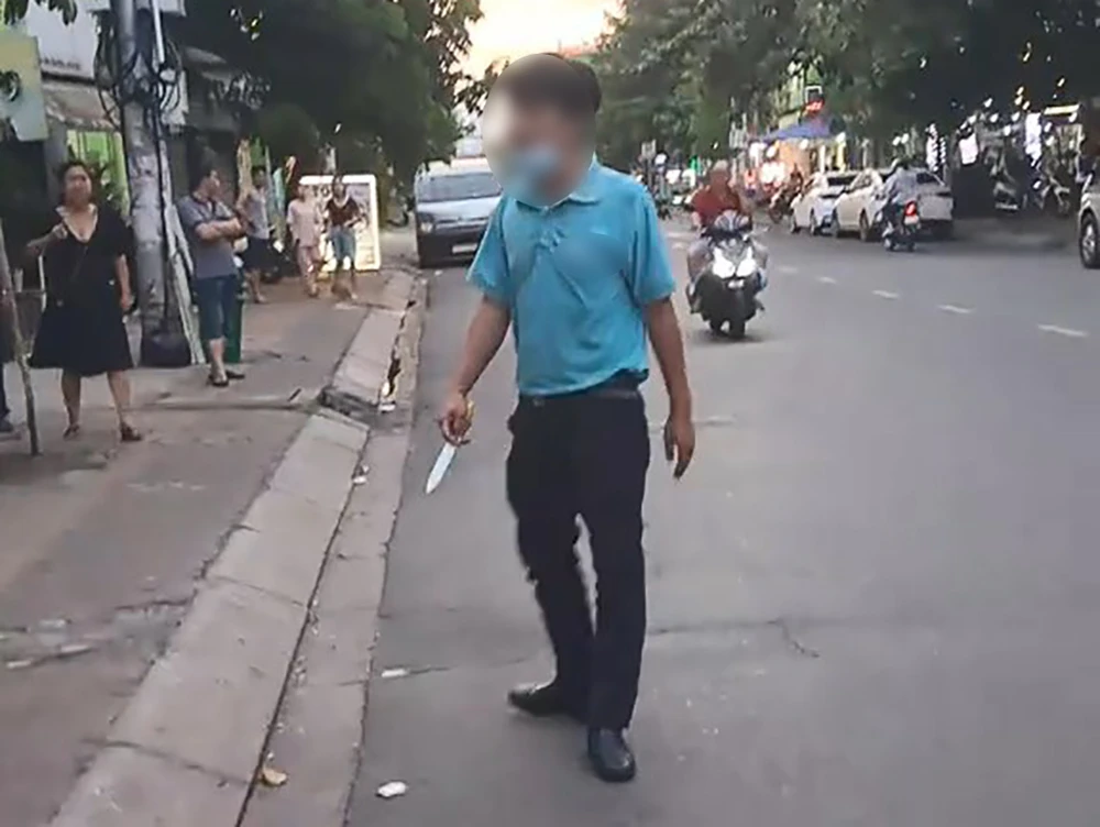 Tài xế xe công nghệ tông sập cổng nhà, cầm dao dọa người bị công an khống chế